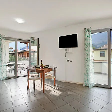 Rosy & Onyx House With Shared Pool